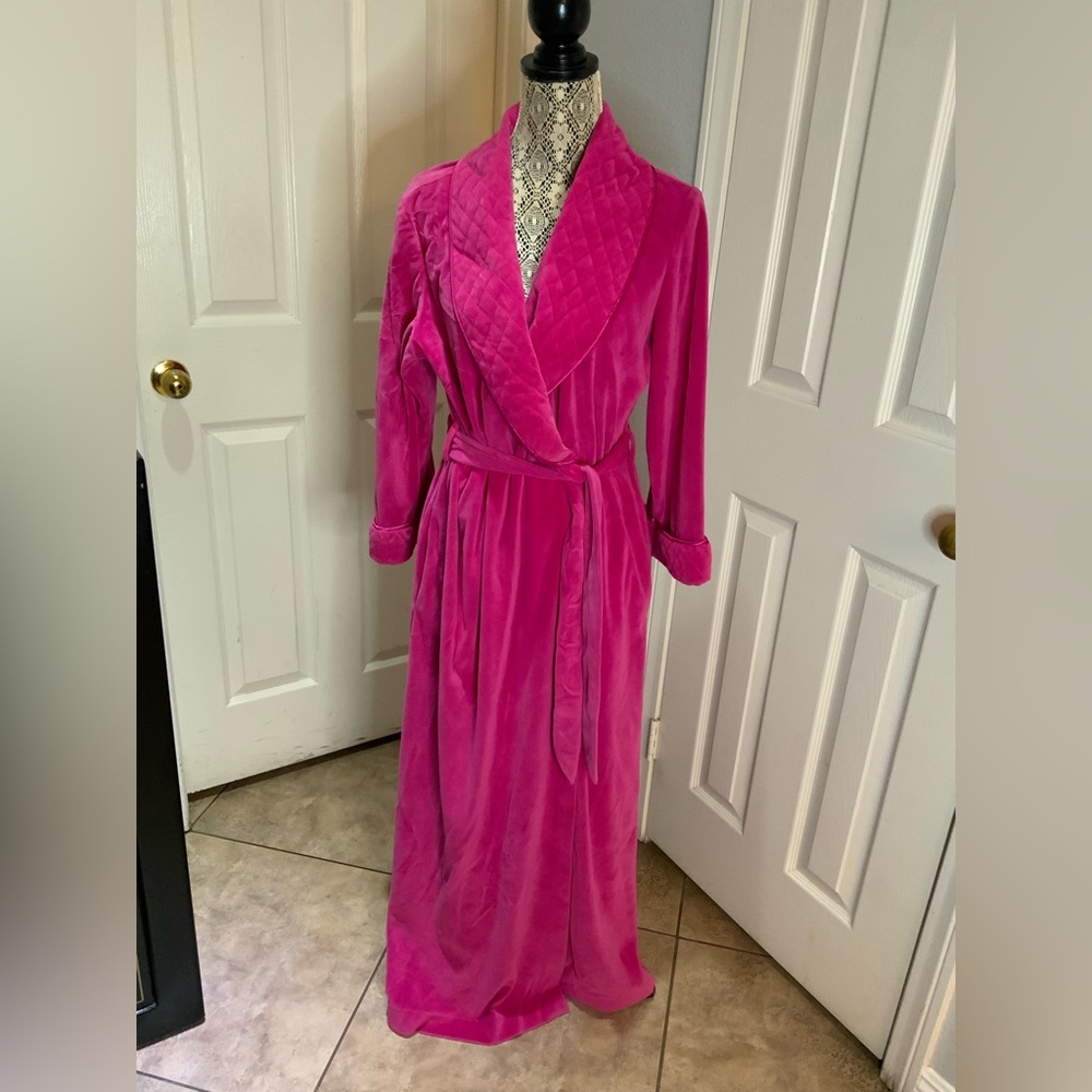 Evelyn Pearson hot pink robe size MEDIUM